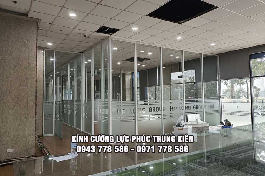 vách kính cường lực